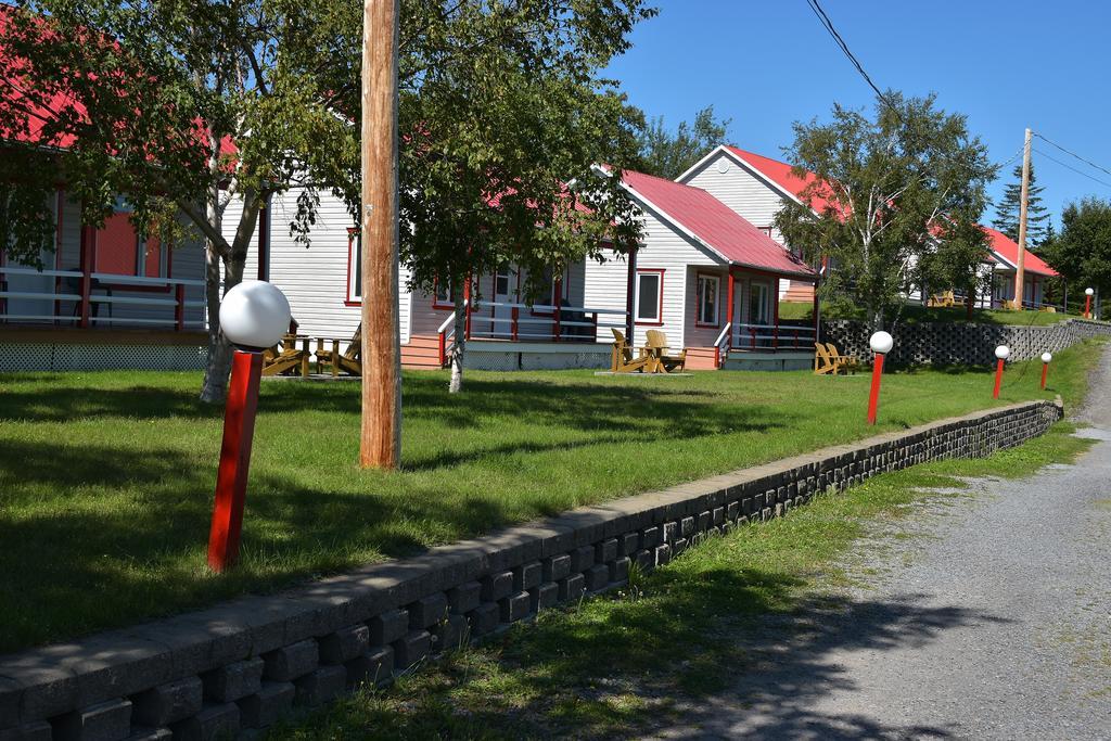 Motel Et Chalets Bo-Fleuve Evangeline 세인트시몬 외부 사진