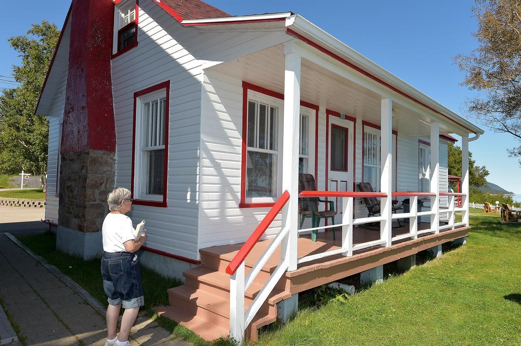 Motel Et Chalets Bo-Fleuve Evangeline 세인트시몬 외부 사진
