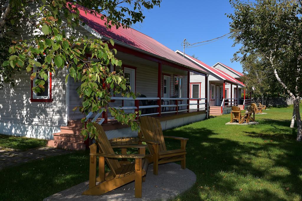 Motel Et Chalets Bo-Fleuve Evangeline 세인트시몬 외부 사진