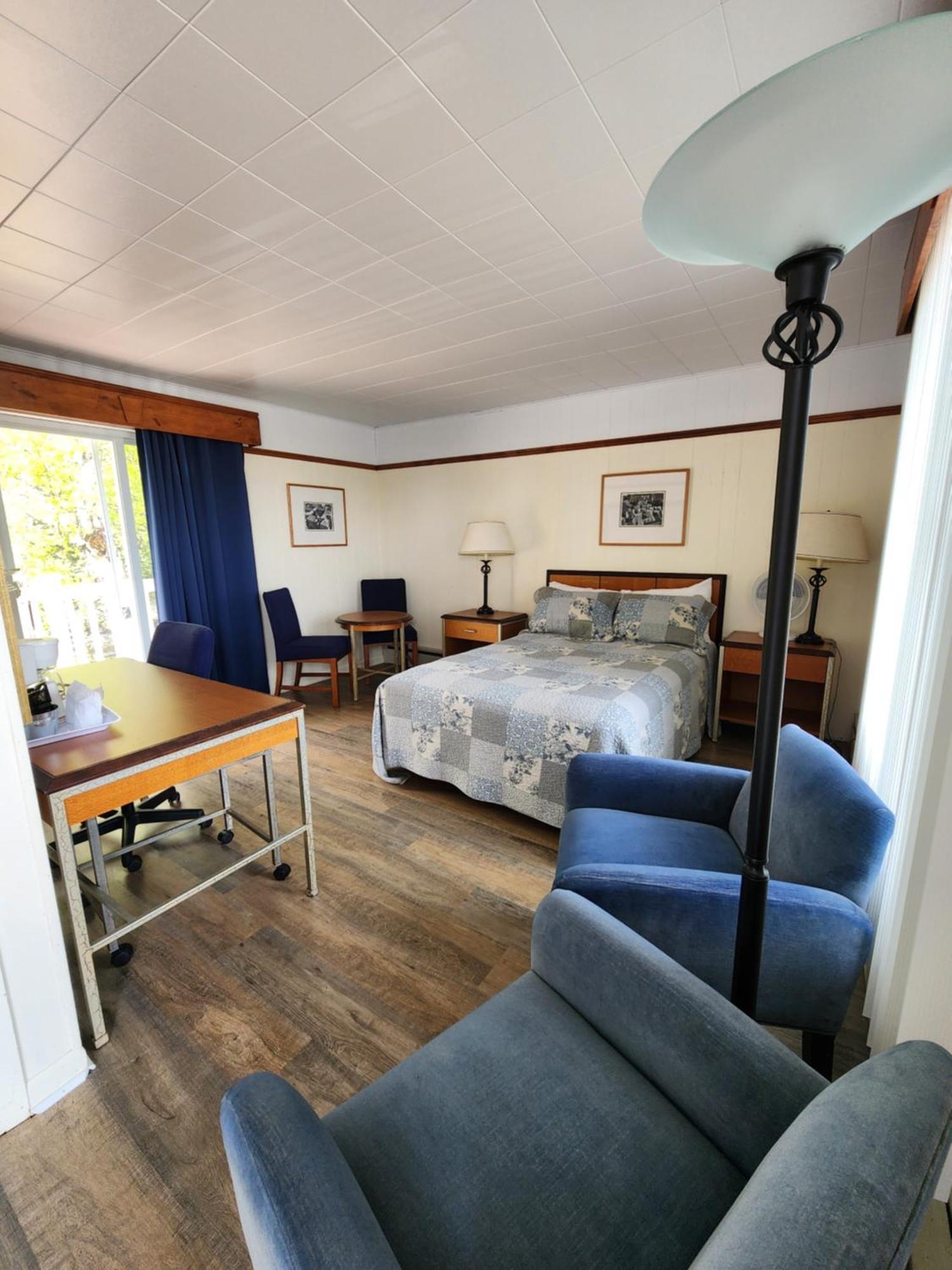 Motel Et Chalets Bo-Fleuve Evangeline 세인트시몬 외부 사진