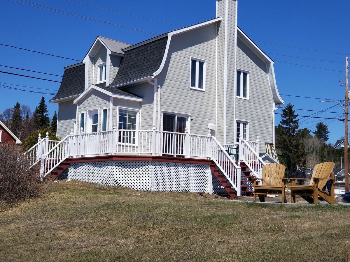 Motel Et Chalets Bo-Fleuve Evangeline 세인트시몬 외부 사진